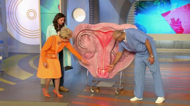Настя из России показывает в прямом эфире раздолбанную вагину