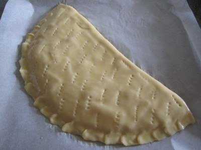 Пирог с творогом, сыром и салями