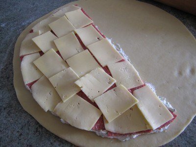 Пирог с творогом, сыром и салями