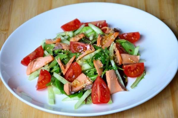 Салат с запеченной красной рыбой и овощами
