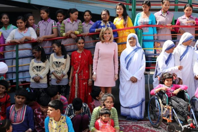 Слишком смело: 64-летняя Брижит Макрон ошарашила индусов ультракоротким розовым платьем
