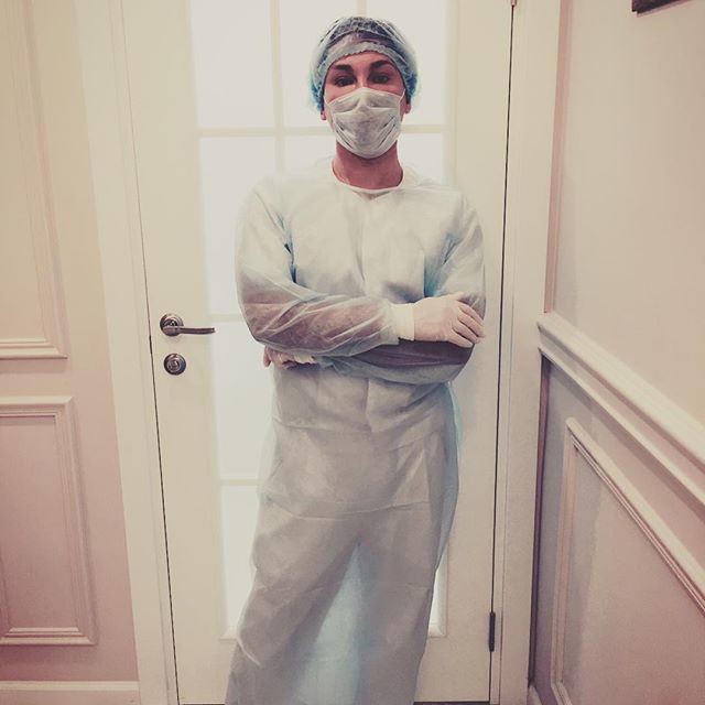 Он — самый популярный пластический хирург Москвы. Но стоит ему снять маску…