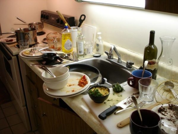Никогда нельзя оставлять грязную посуду на ночь