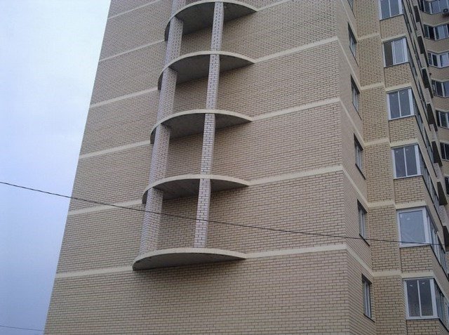 Балконы с загадкой (14 фото)