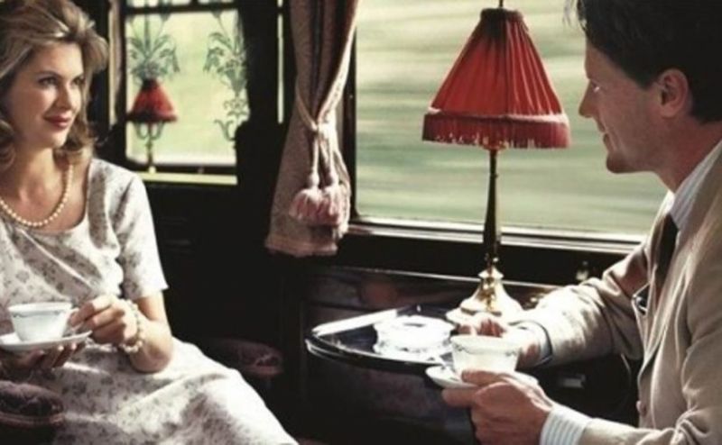 «Она сидела у окна, а он вошел в ее вагон.— Женат, — подумала она,— Лет тридцать пять, — подумал он»