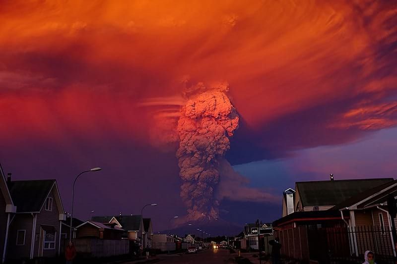 Страшно красиво! 16 фотографий проснувшегося вулкана