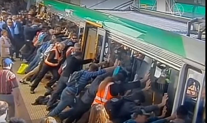 Пассажиры наклонили поезд и спасли застрявшего человека! (видео)