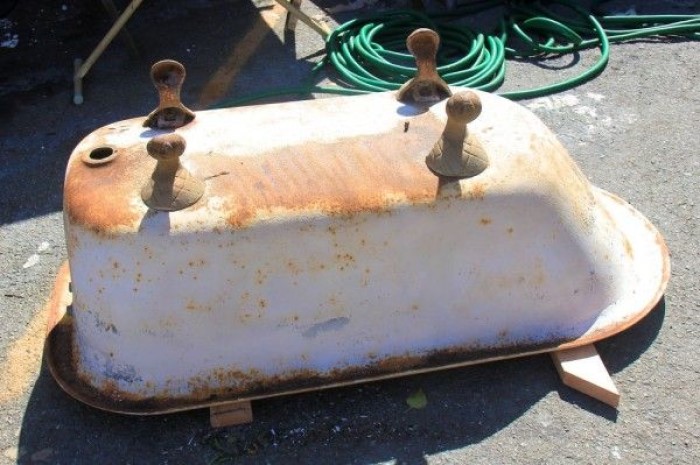 Семья сначала хотела выбросить старую ванную, но муж нашел ей другое применение