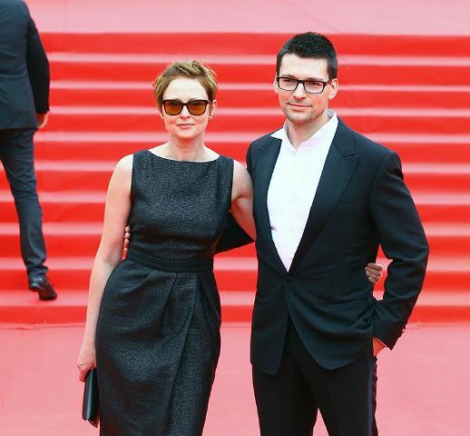 Стоило актеру Даниилу Страхову в первый раз показать свою жену, как на нее сразу же обвалился шквал критики