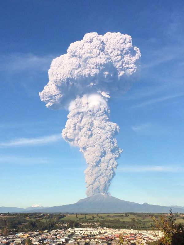 Страшно красиво! 16 фотографий проснувшегося вулкана