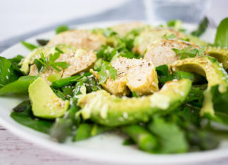 Диетическое меню: творожный салат с авокадо и зеленью