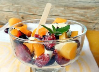 Десертный салат из ягод с шоколадом и мороженым