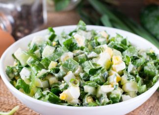 Как приготовить яичный салат с черемшой и огурцами?