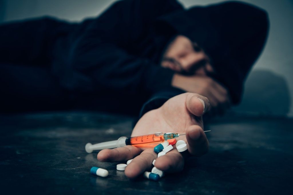 Наркомания: что нужно знать о зависимости, виды зависимостей, куда обратится за лечением, игровая зависимость, алкоголизм, химические вещества