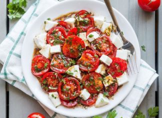 Сырно-томатная закуска с базиликом и солеными крекерами