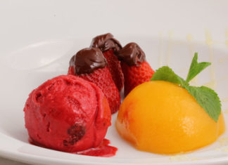 Манговый сорбет с мякотью малины