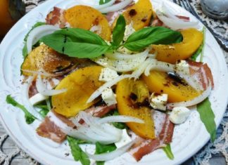 Праздничный салат из хурмы с маслинами и авокадо