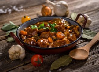 Жаркое из говядины с жемчужным луком