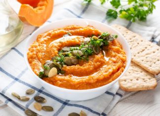 Тыквенный хумус с кебабом и домашними питами