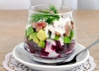 Салат из сельди со свеклой и яйцами в стаканах