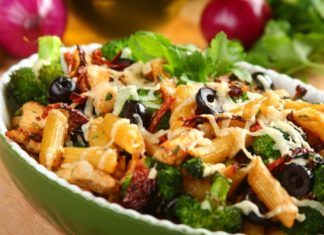 Теплый салат из брокколи с оливками и сыром