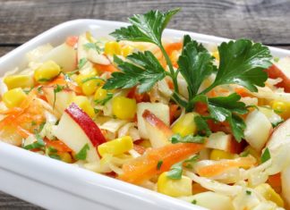 Витаминный салат из курицы с фруктами и сельдереем