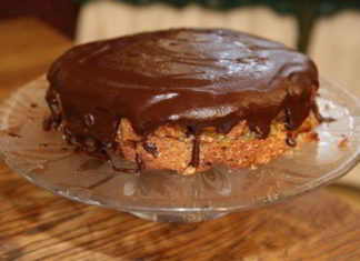 Влажный ореховый пирог с шоколадной глазурью