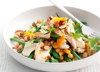 Коктейльный салат из курицы с арахисом и сухофруктами