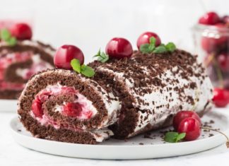 Как приготовить вишневый рулет