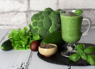 Диетическое меню: ягодный напиток со шпинатом и медом