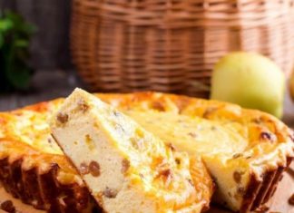 Детское меню: сладкая запеканка из творога с цукатами и бананами