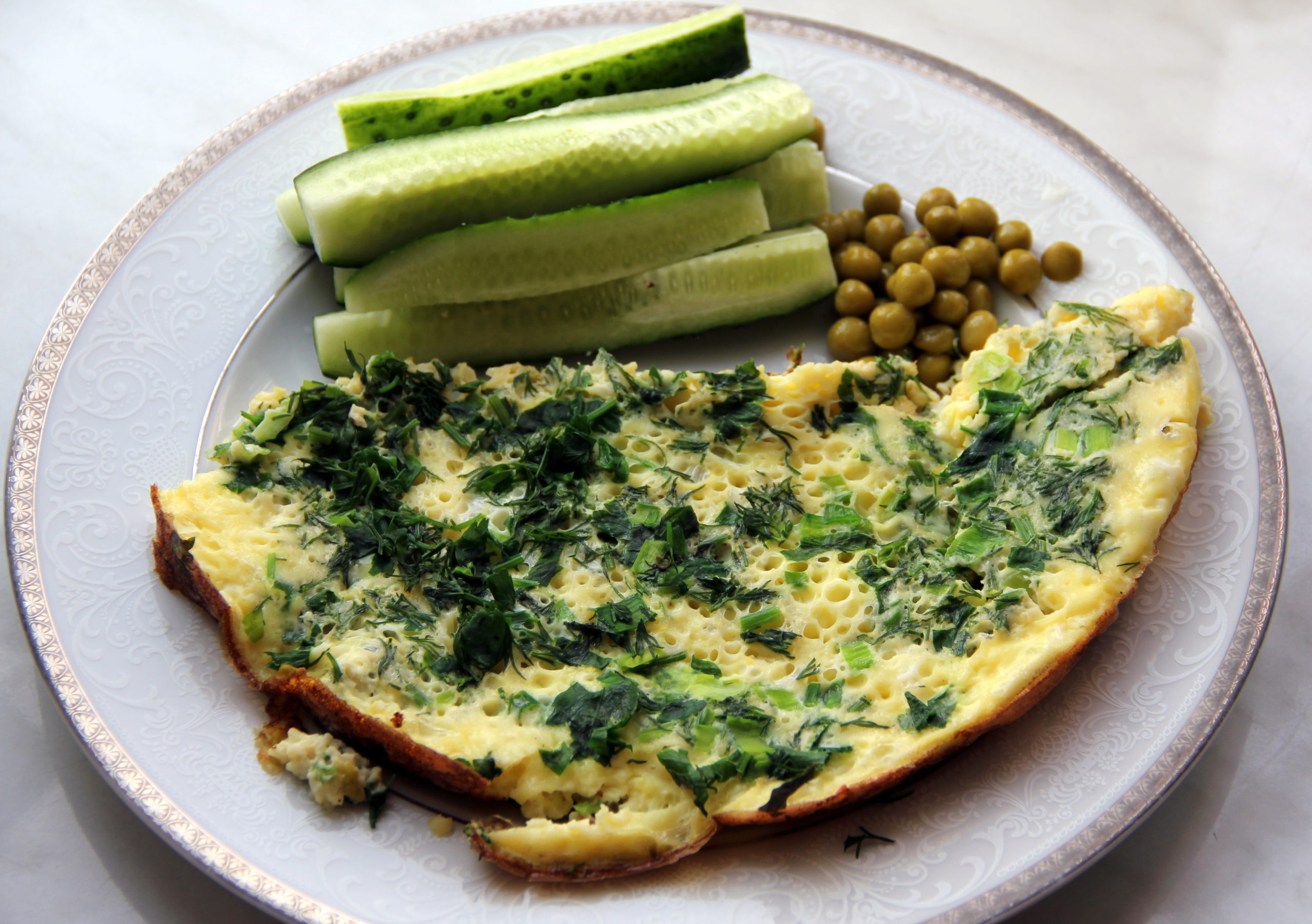 Яйца с зеленью рецепт. Омлет с зеленью. Яичница с зеленью. Белковый омлет с зеленью. Овощной завтрак.