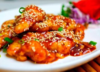 Японское блюдо: куриные куски, запеченные с кунжутом