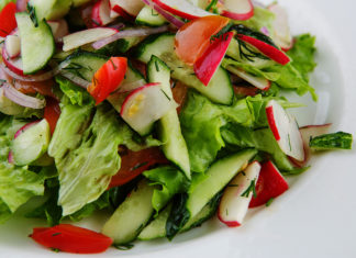 Салат из помидоров с огурцом и редисом