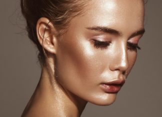 Сделайте кожу сияющей с помощью хайлайтера