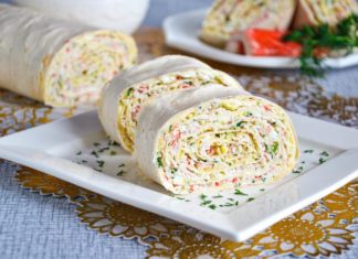 Рулеты из крабовых палочек с сыром и яйцами