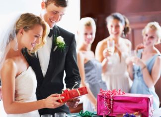 Лучшие подарки для молодоженов: выбираем правильно