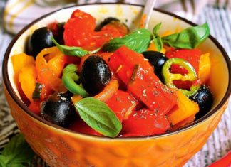Салат из помидоров и фаршированных оливок