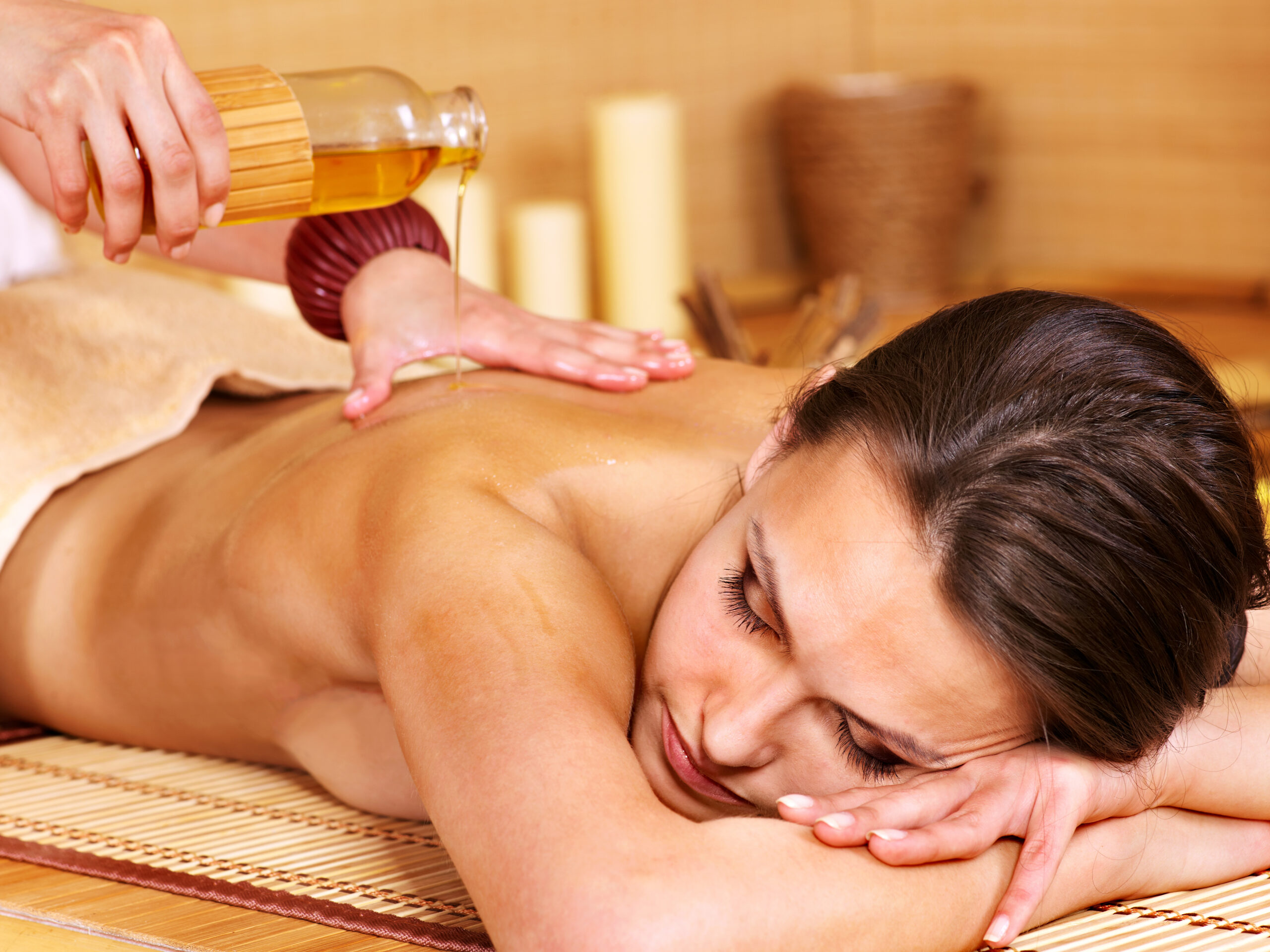 Oil massage videos. Масляный массаж Абхьянга. Абхьянга аюрведический. Тайский Ойл массаж. Массаж тела для женщин масляный.
