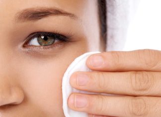 Як доглядати за шкірою повік та навколо очей
