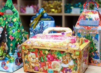 Как выбрать новогодние подарки сладкие в жестяной упаковке для детей?