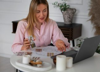 Что включает в себя консультация таролога онлайн?