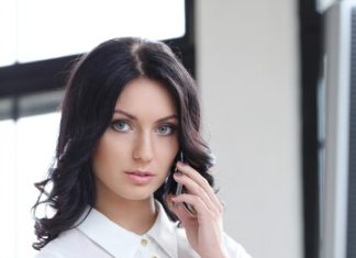 Белая рубашка — классика офисного стиля: элегантность и практичность