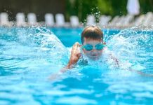 Как плавание влияет на развитие ребёнка: сила воды и характера
